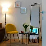 Daire Amalia - Quiet 1br With Parking & Wi-fi