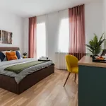 Daire Amalia - Quiet 1br With Parking & Wi-fi Bükreş