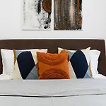 Daire Amalia - Quiet 1br With Parking & Wi-fi