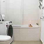 Daire Amalia - Quiet 1br With Parking & Wi-fi *