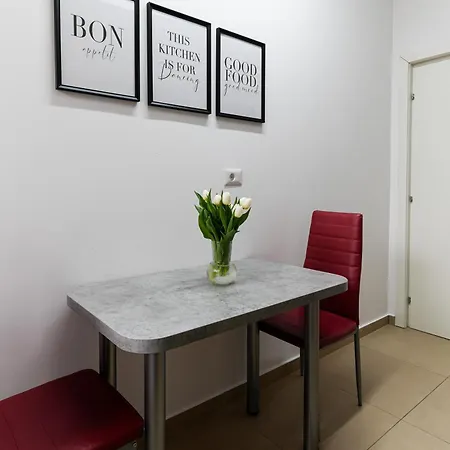 Amalia - Quiet 1br With Parking & Wi-fi Бухарест