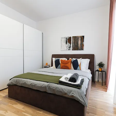 Апартаменты Amalia - Quiet 1br With Parking & Wi-fi