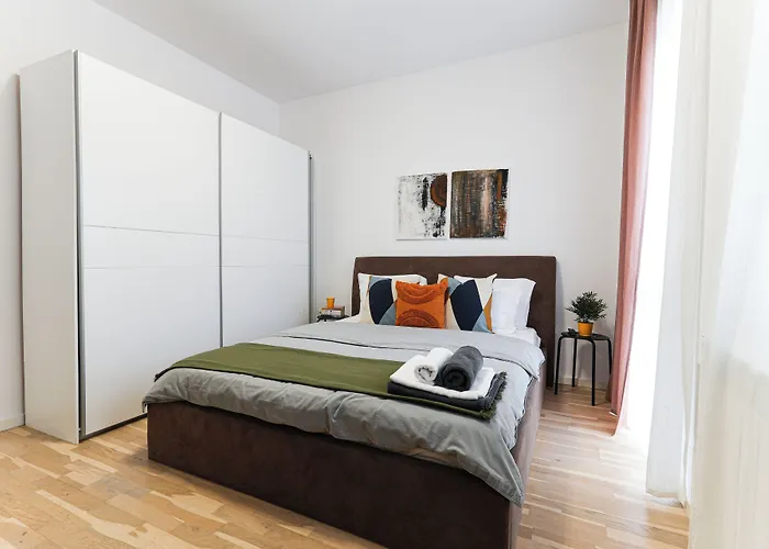Апартаменты Amalia - Quiet 1br With Parking & Wi-fi